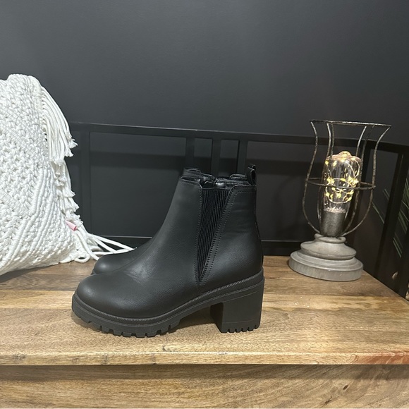 MIA Rorry Boots - Picture 2 of 7